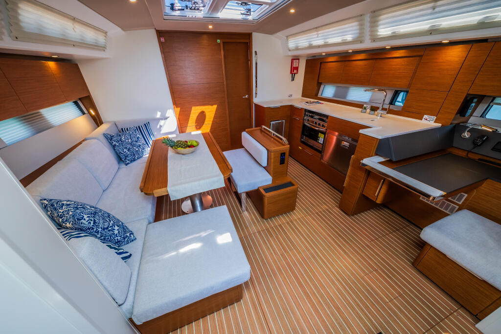 Sailing yacht 