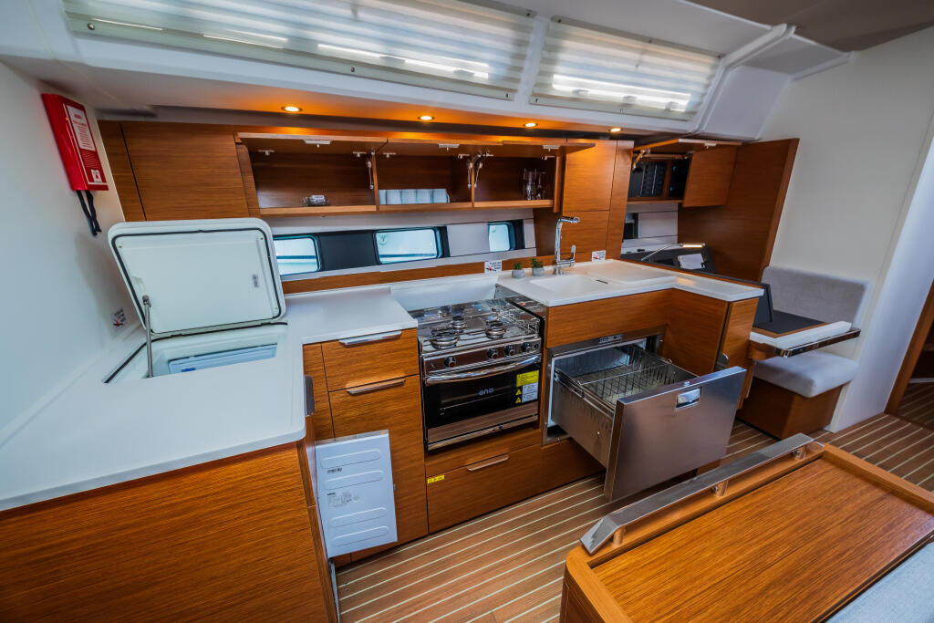 Sailing yacht 