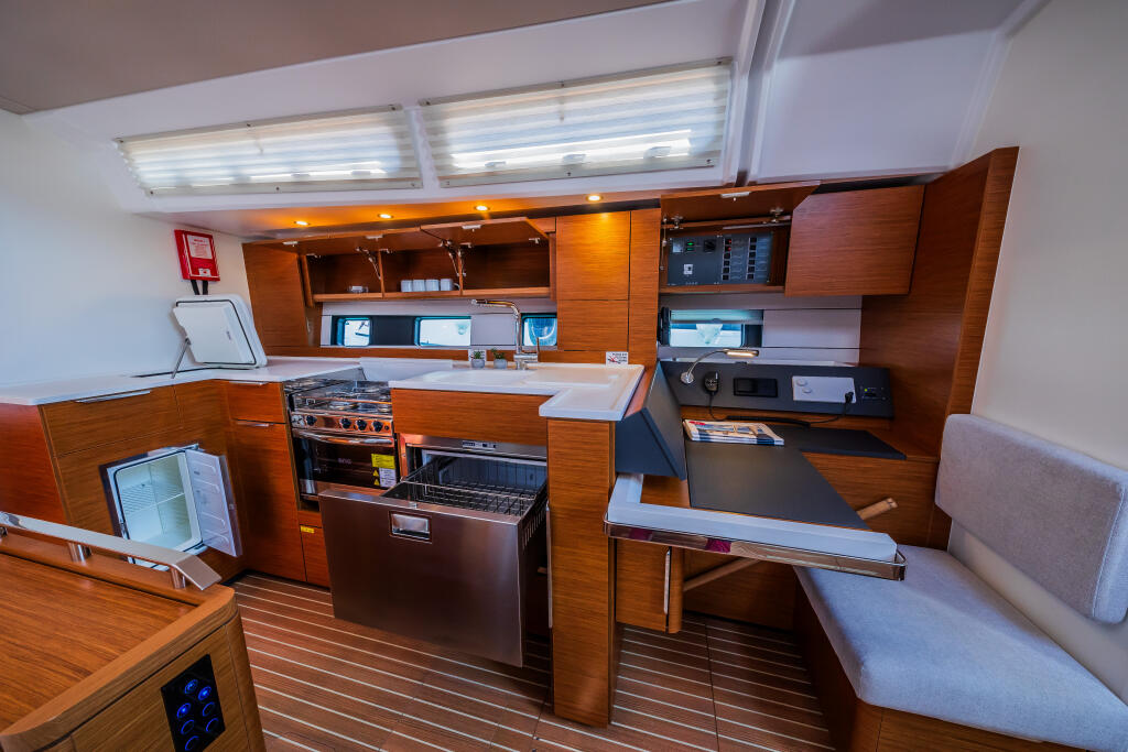 Sailing yacht 