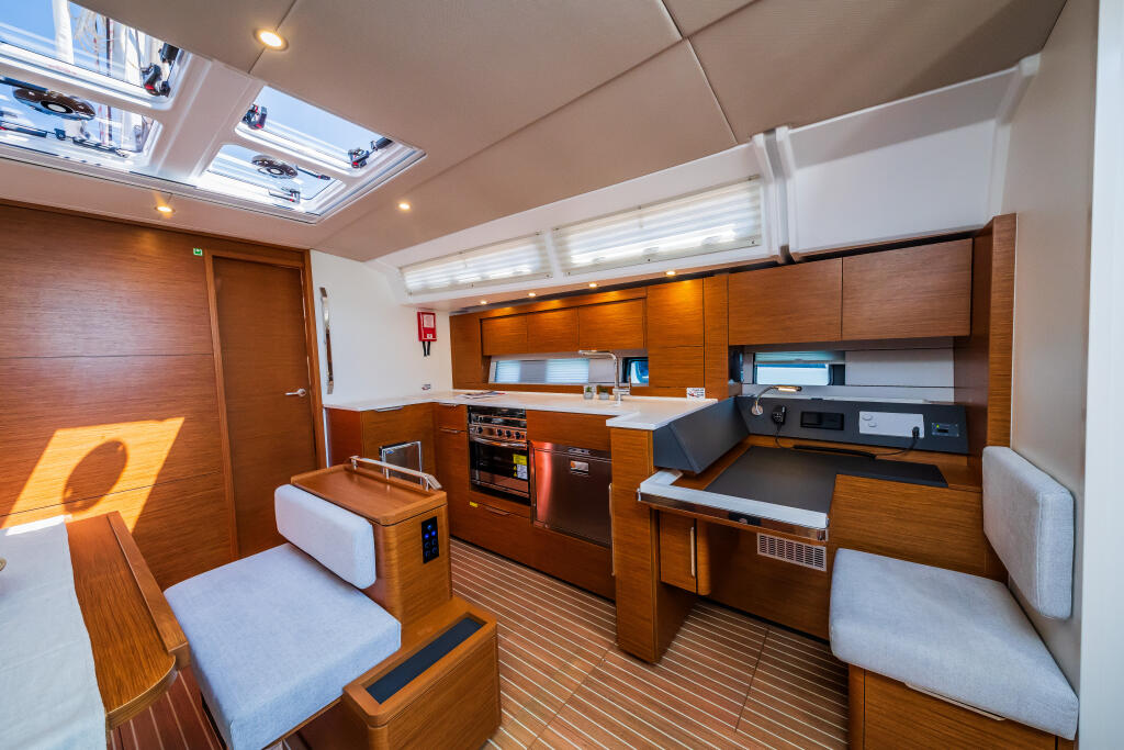 Sailing yacht 