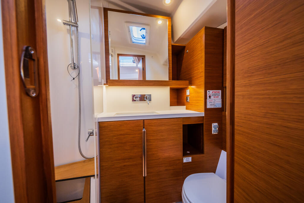 Sailing yacht 