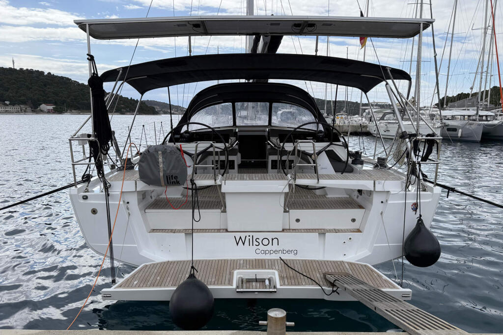 Sailing yacht 
