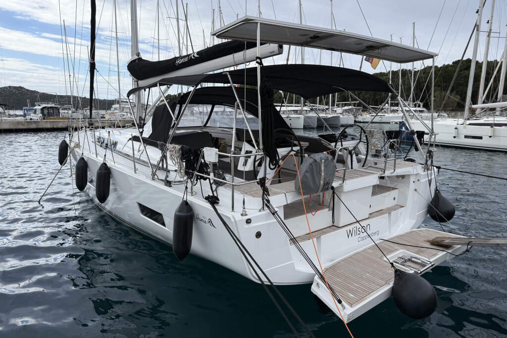 Sailing yacht 