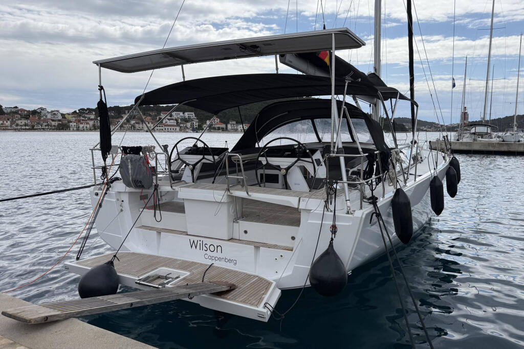 Sailing yacht 