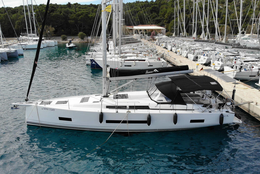 Sailing yacht 