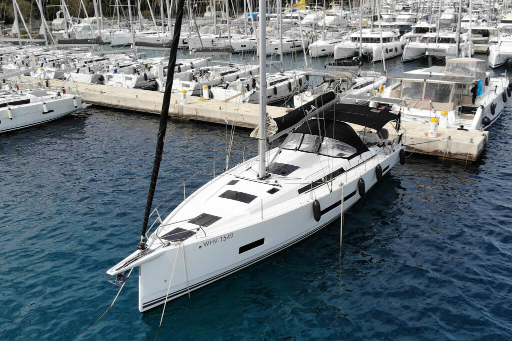 Sailing yacht 