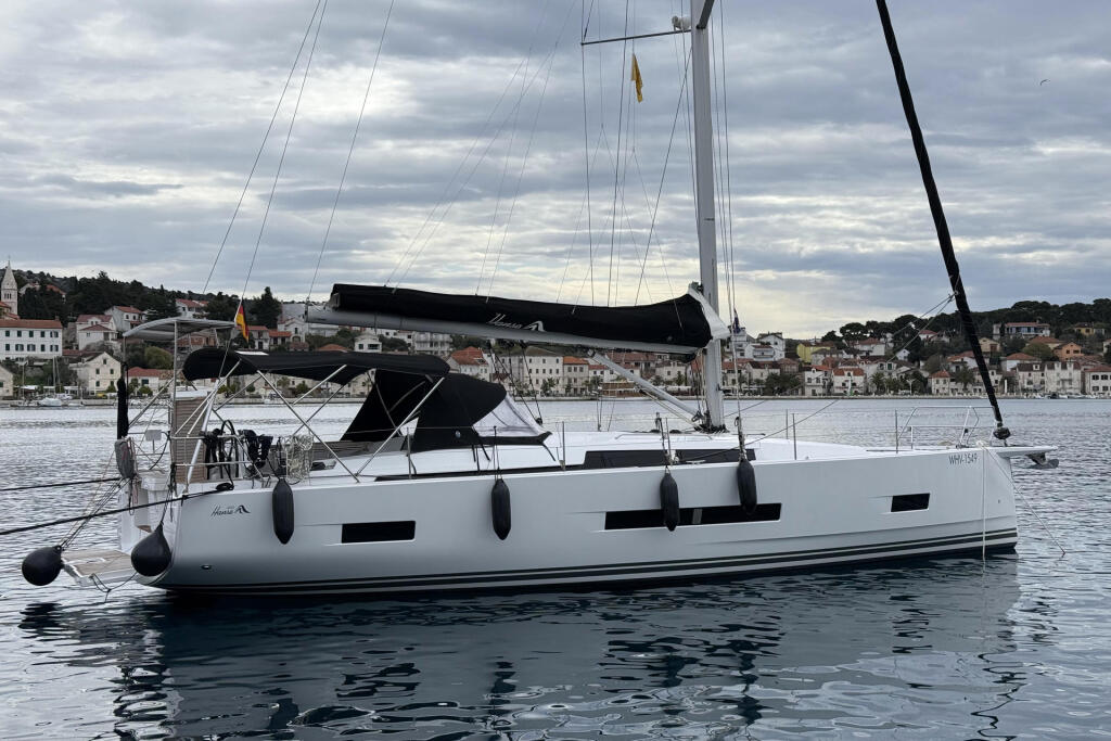 Sailing yacht 