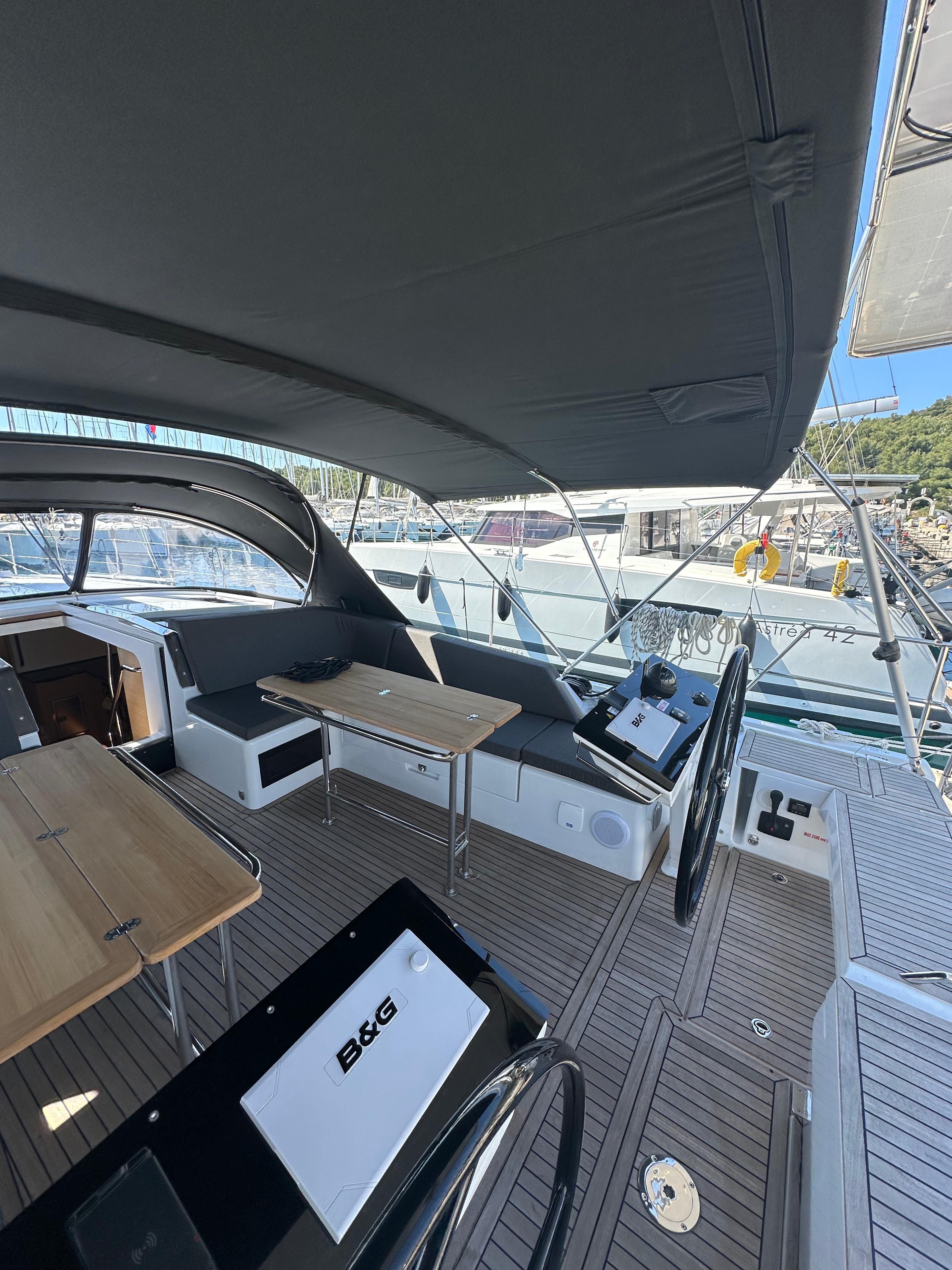Sailing yacht 