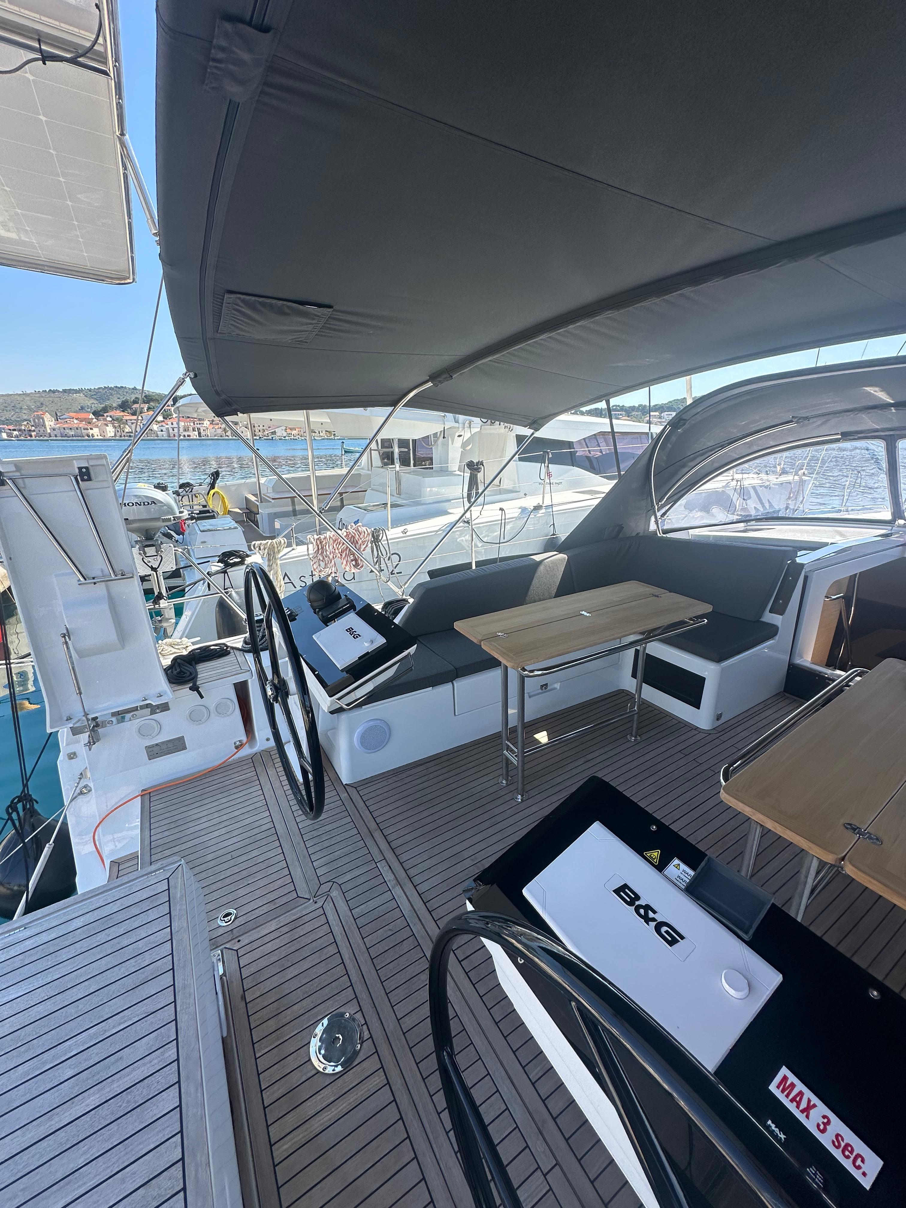 Sailing yacht 
