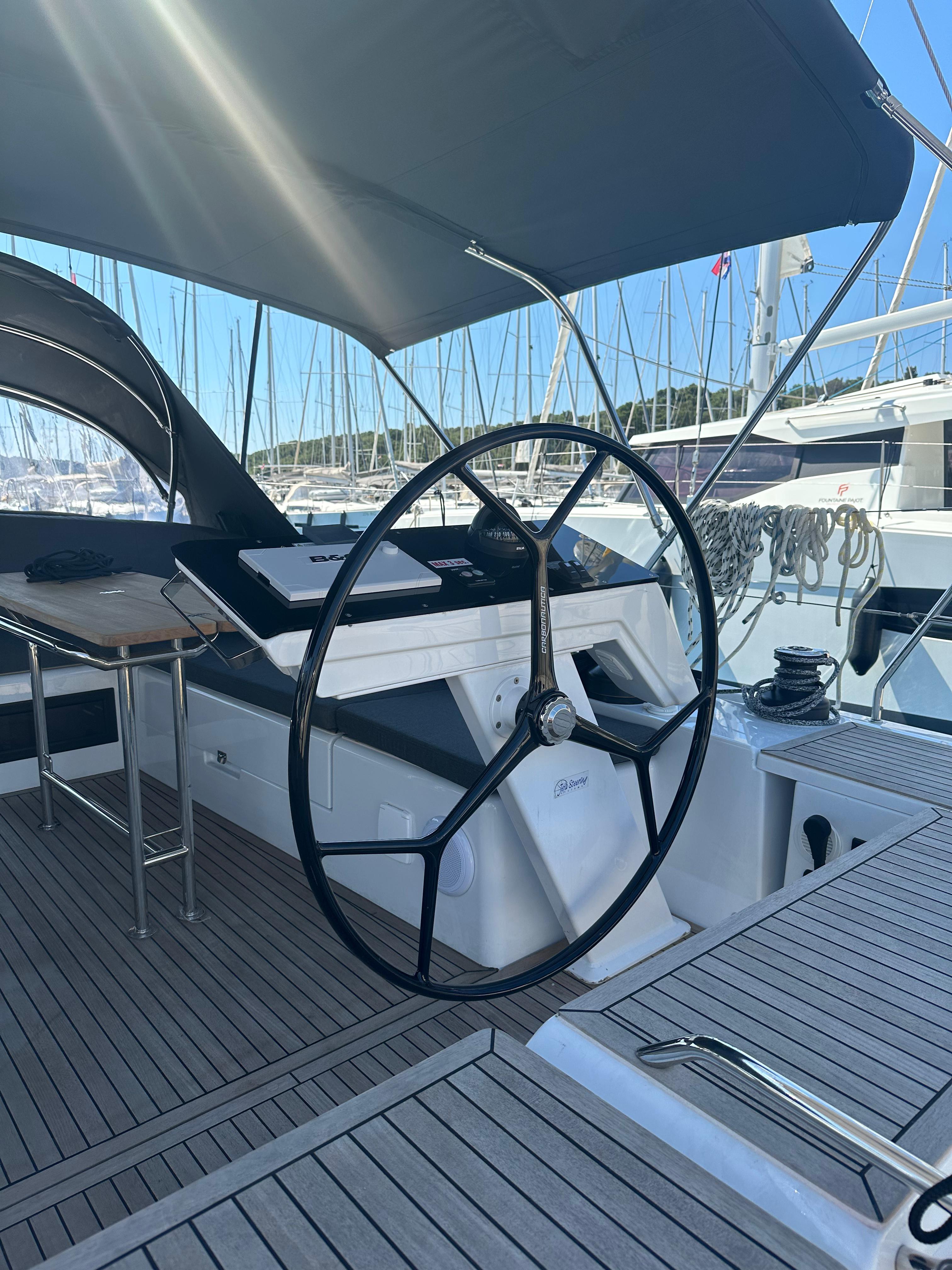 Sailing yacht 