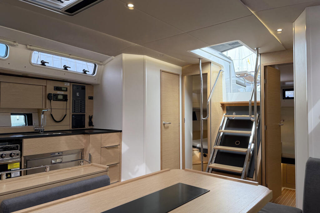 Sailing yacht 