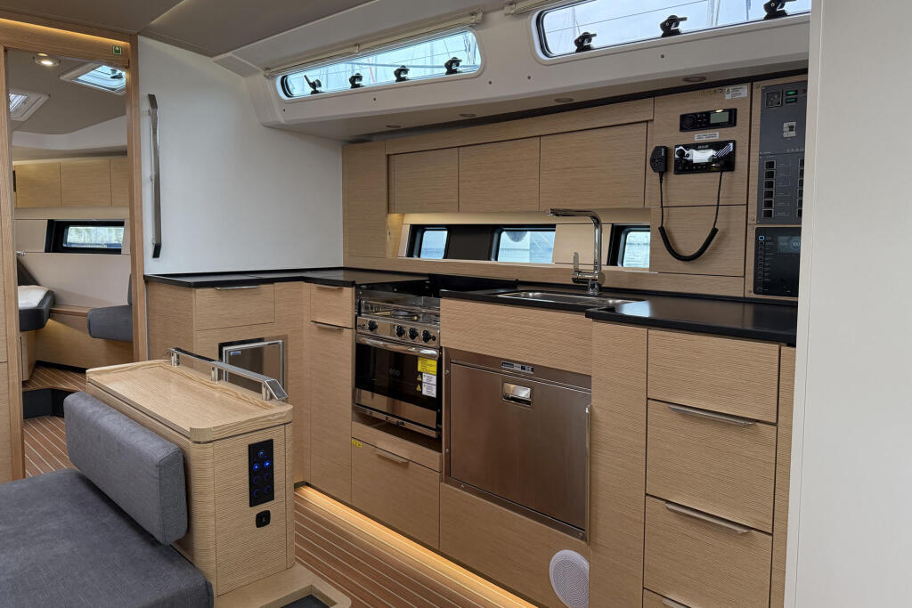 Sailing yacht 