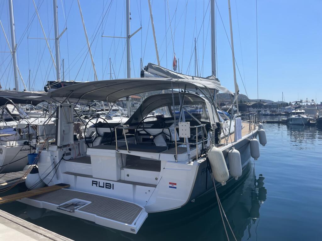 Sailing yacht 