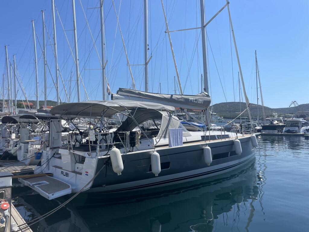 Sailing yacht 
