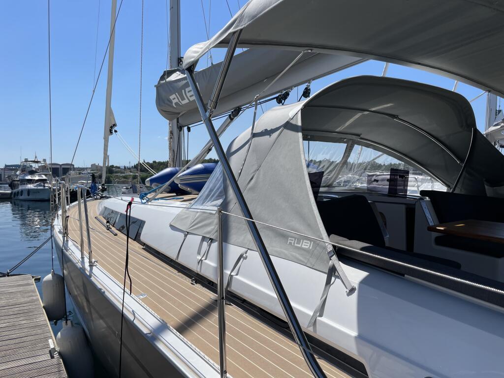 Sailing yacht 