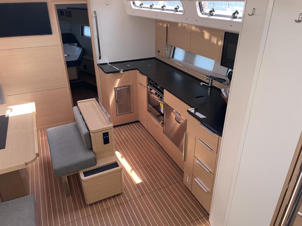 Sailing yacht 