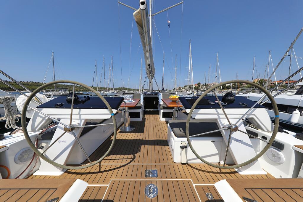 Sailing yacht 
