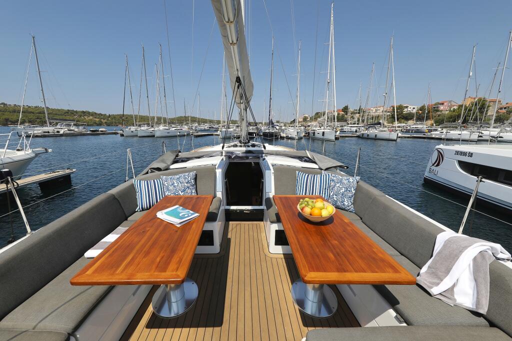 Sailing yacht 