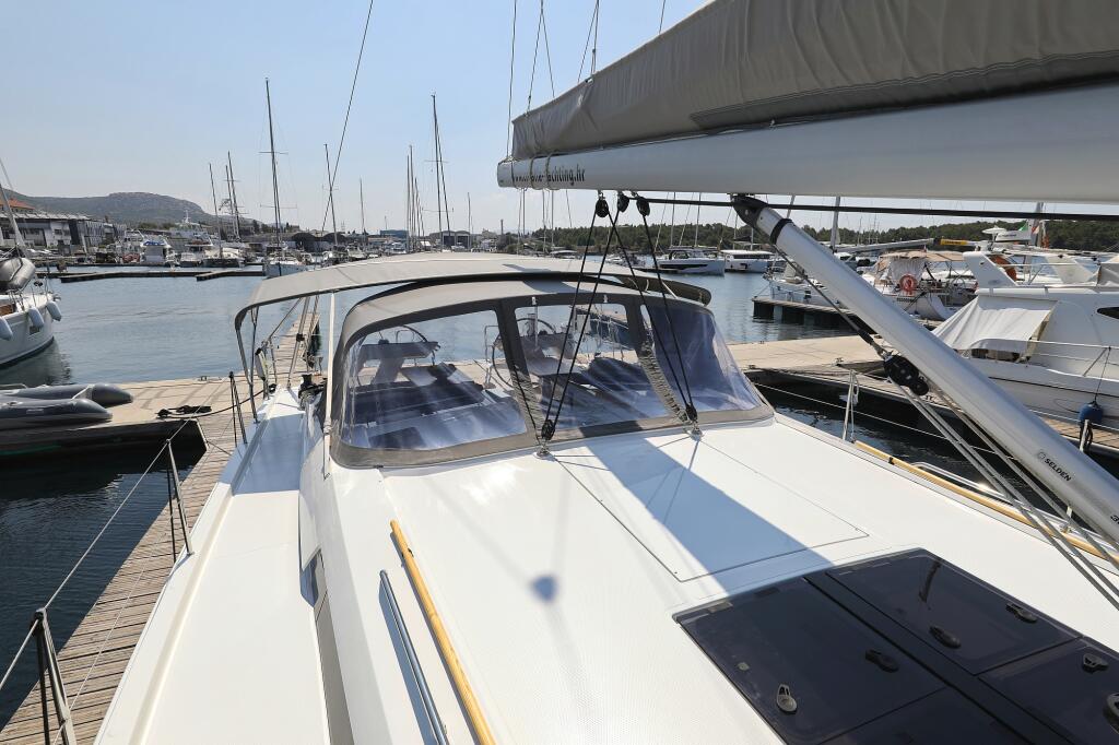 Sailing yacht 