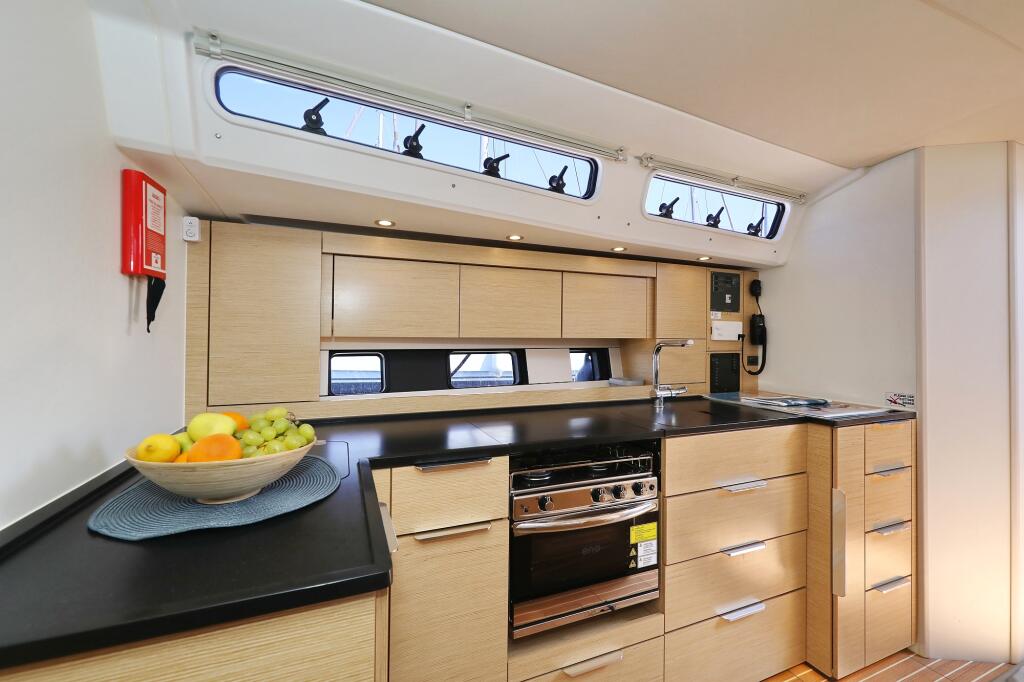 Sailing yacht 