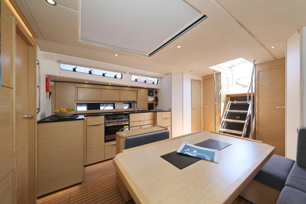 Sailing yacht 