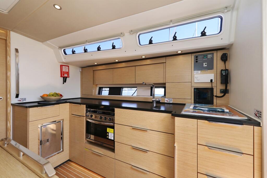 Sailing yacht 
