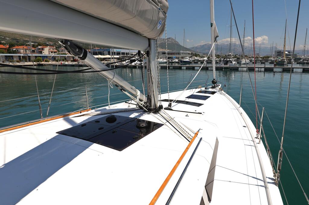 Sailing yacht 