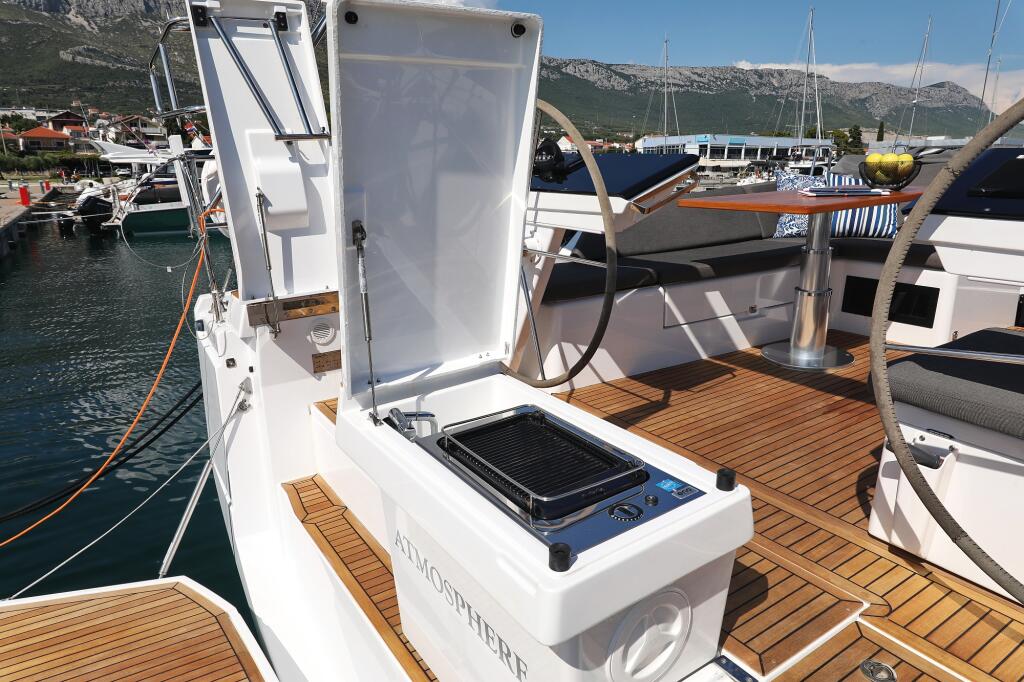 Sailing yacht 