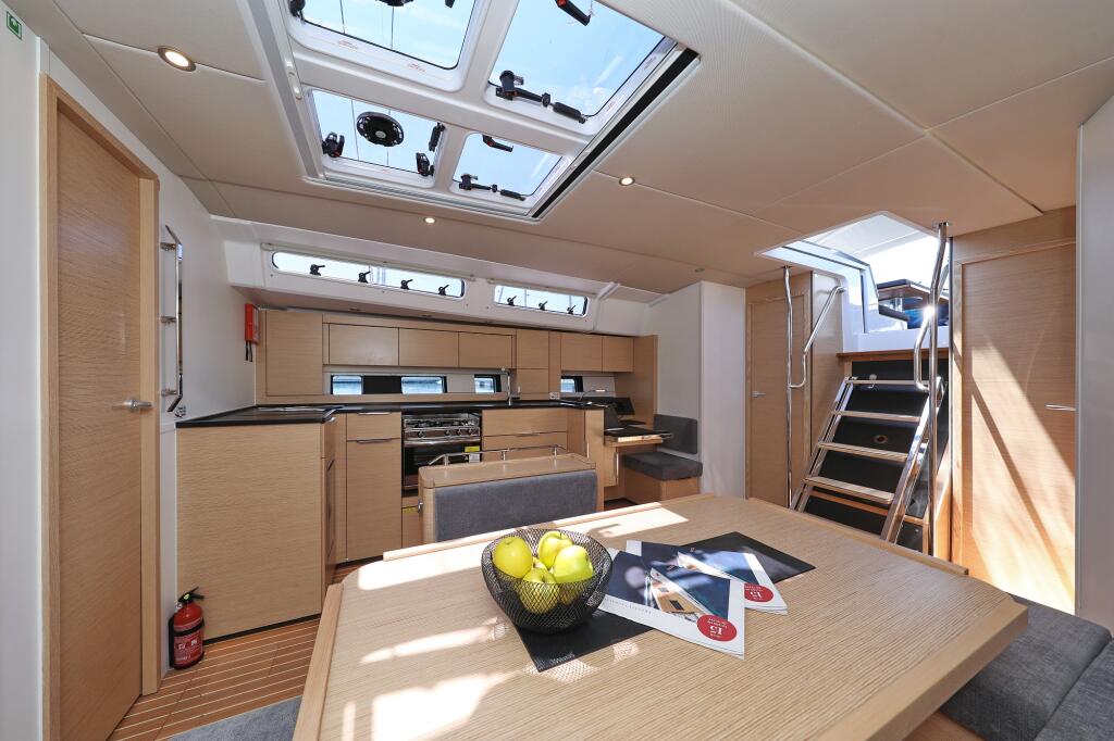Sailing yacht 