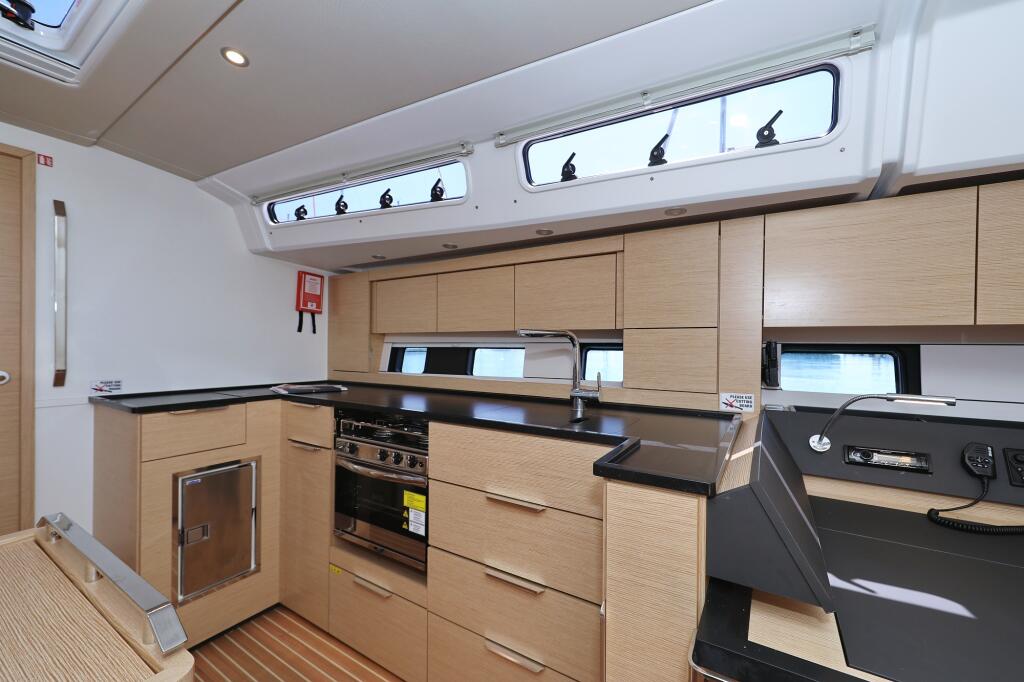 Sailing yacht 