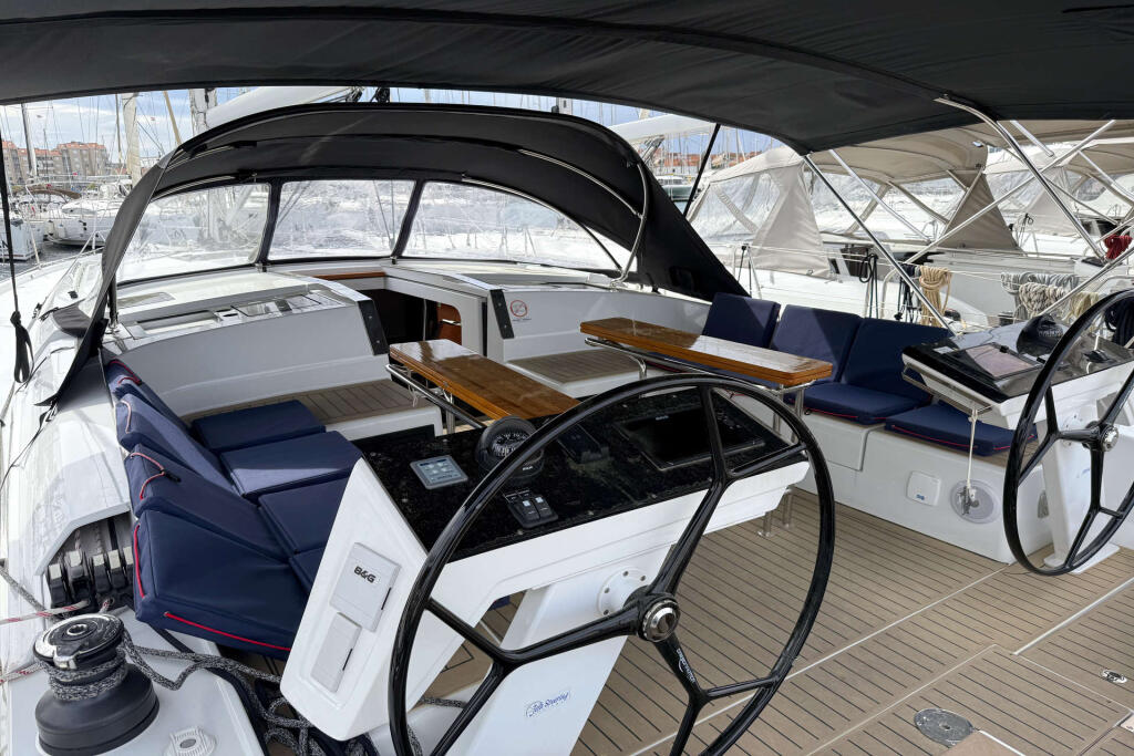 Sailing yacht 
