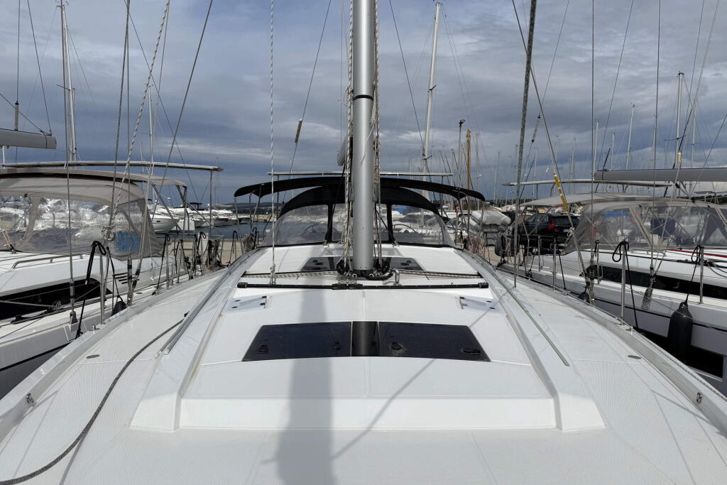 Sailing yacht 