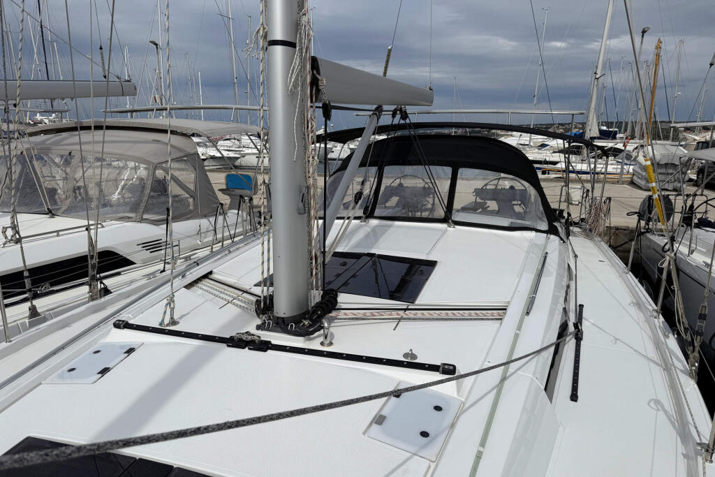 Sailing yacht 
