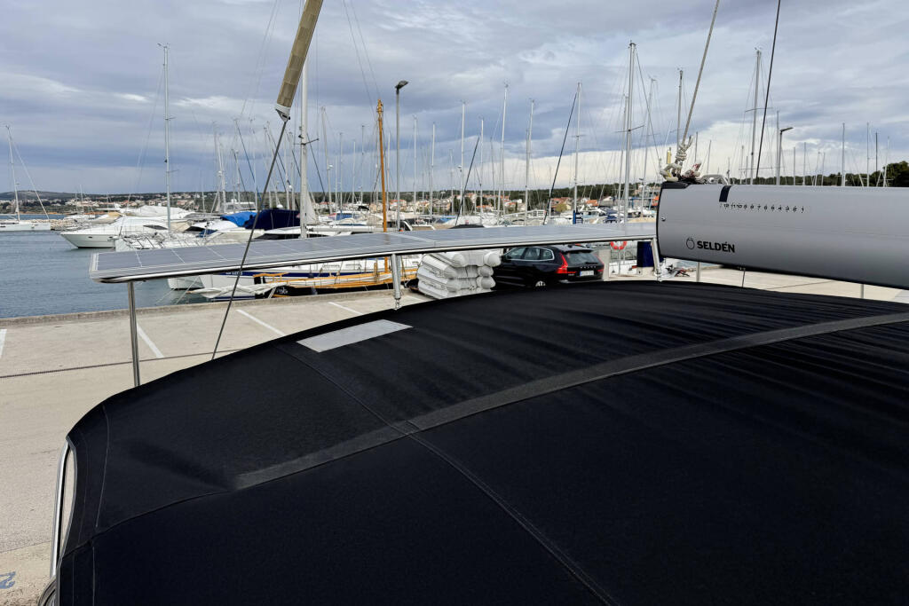 Sailing yacht 
