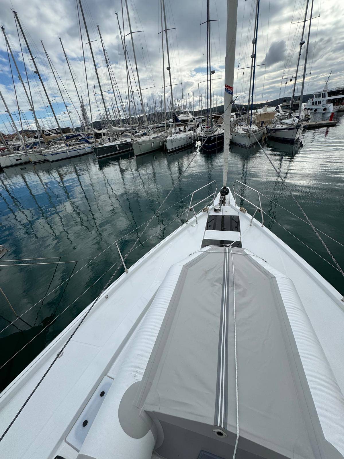 Sailing yacht 
