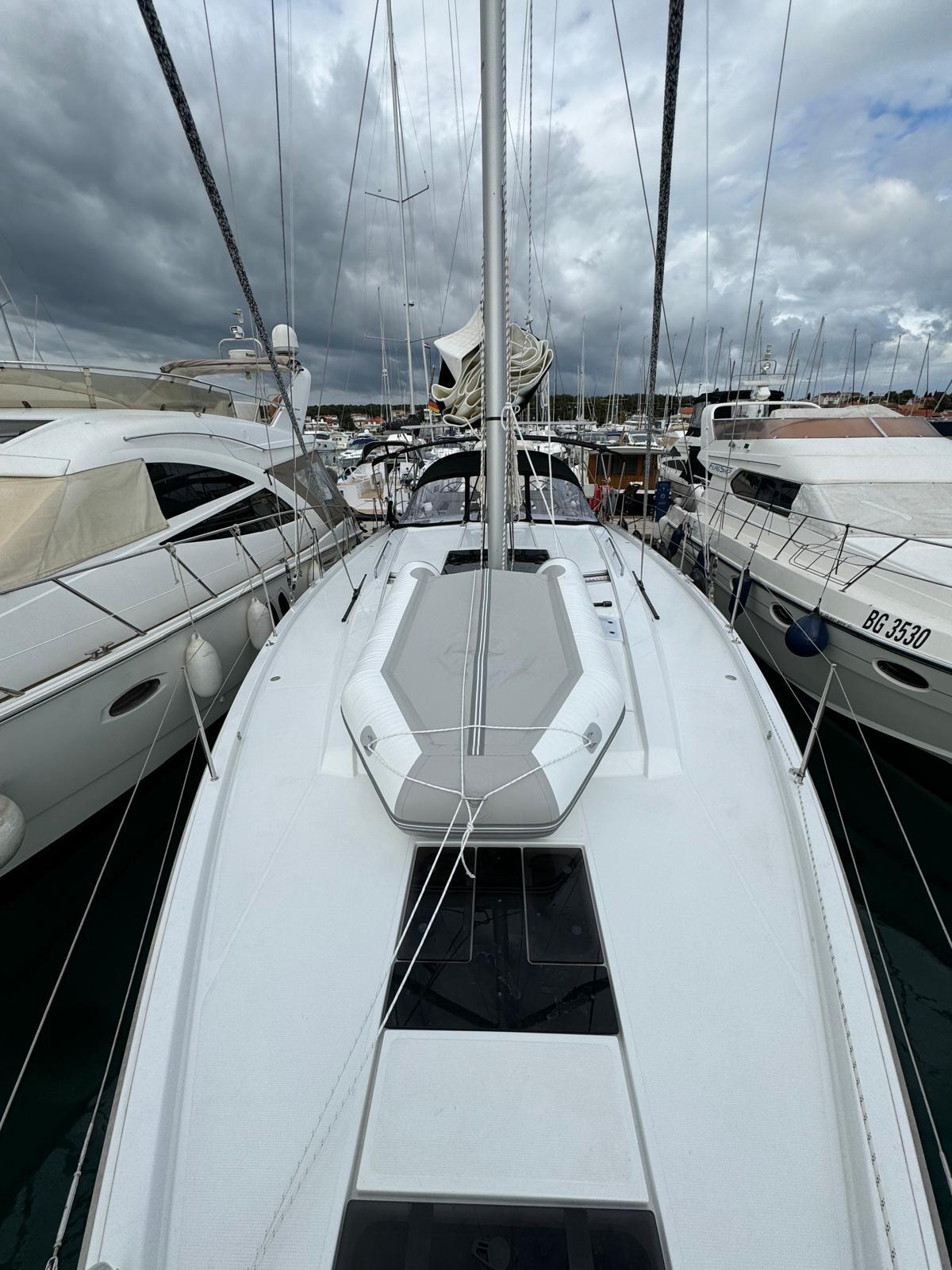 Sailing yacht 