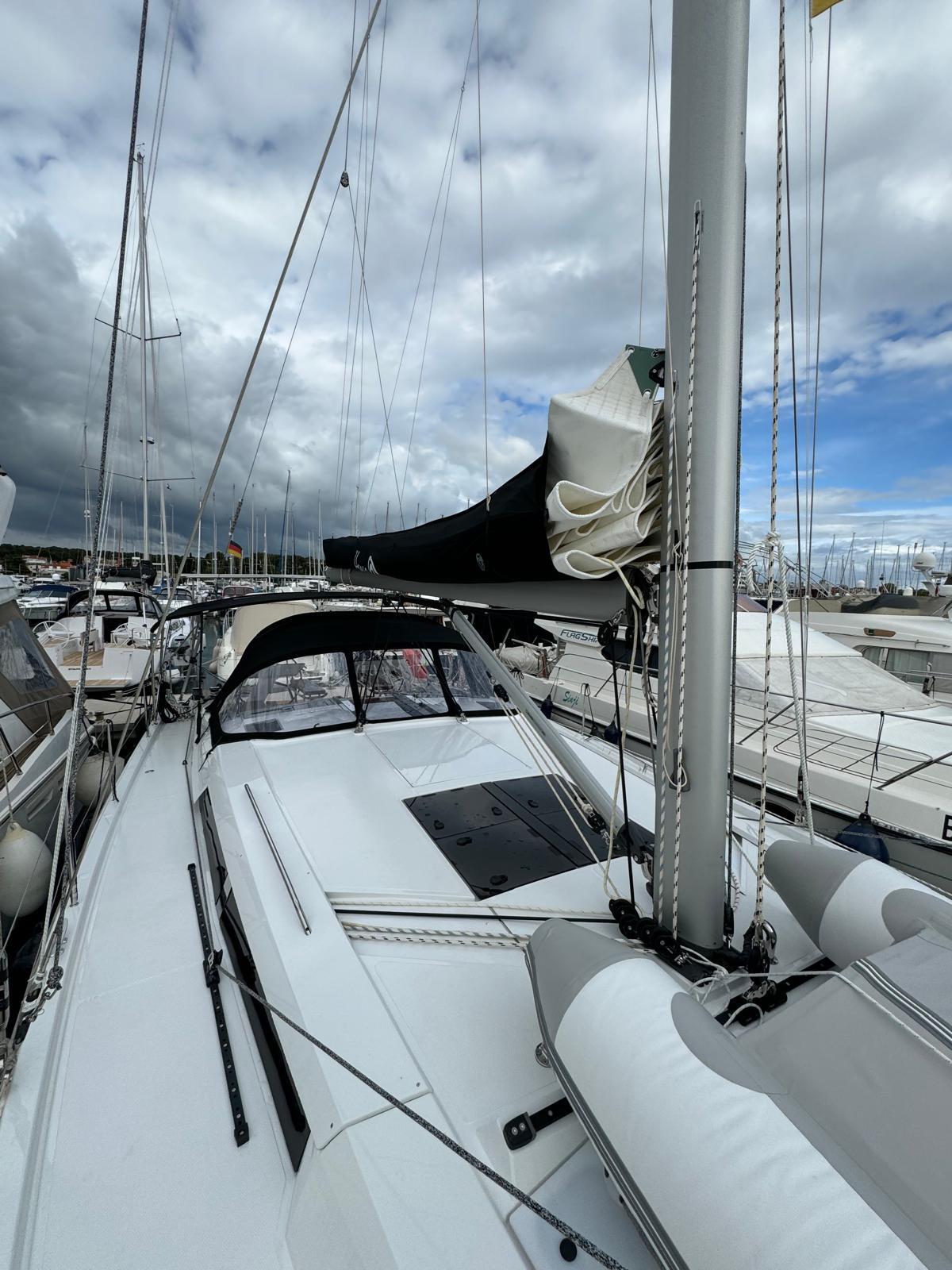 Sailing yacht 