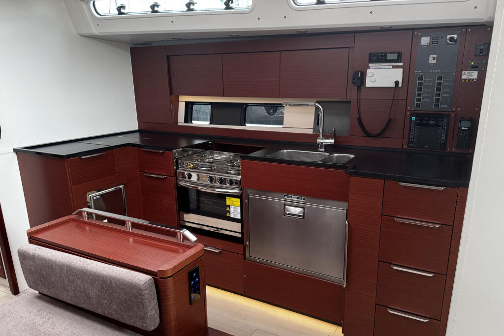 Sailing yacht 