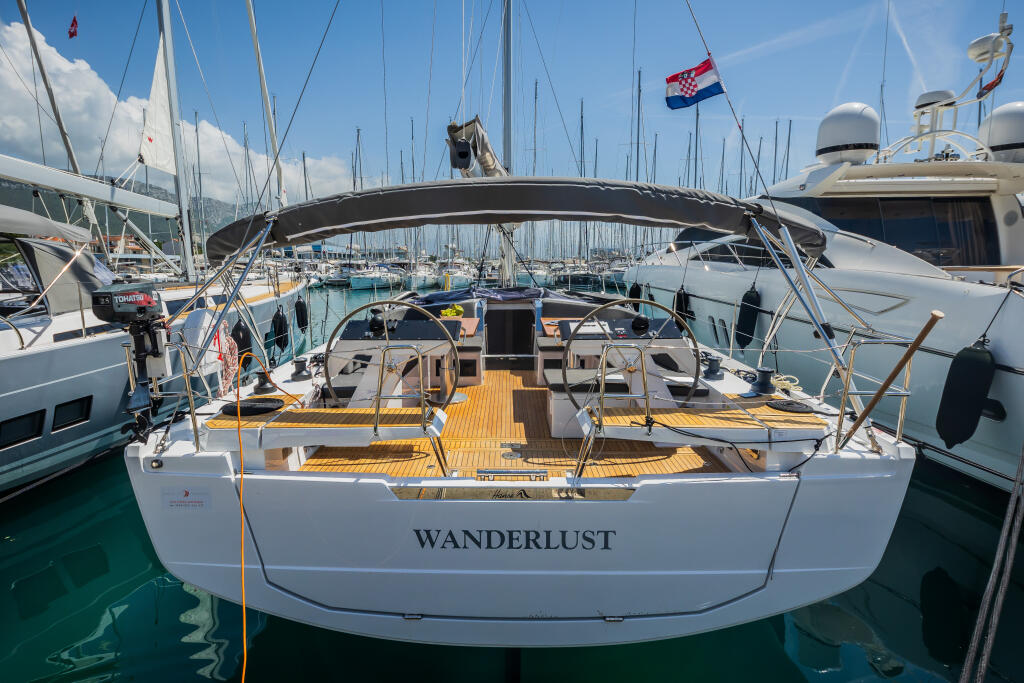 Sailing yacht 