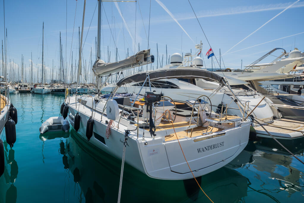 Sailing yacht 