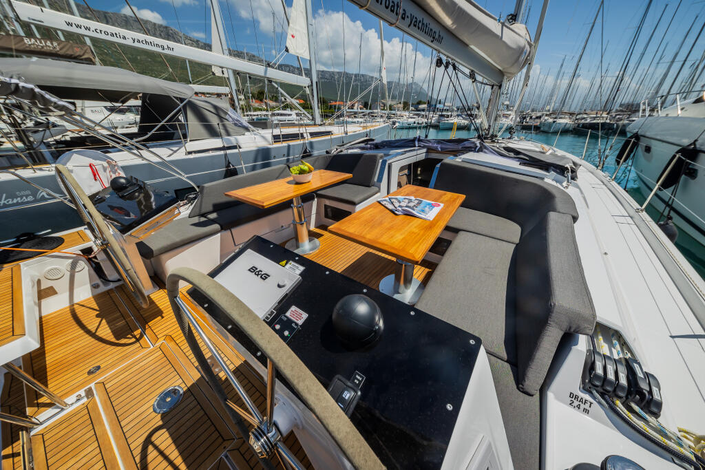 Sailing yacht 
