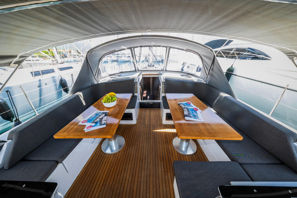 Sailing yacht 