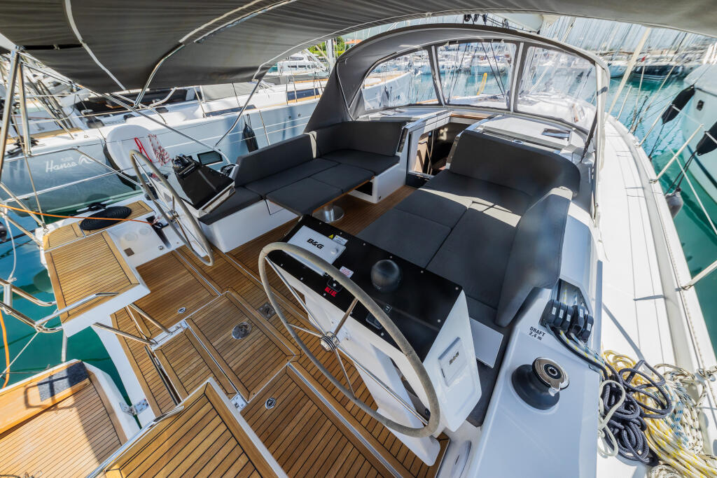 Sailing yacht 