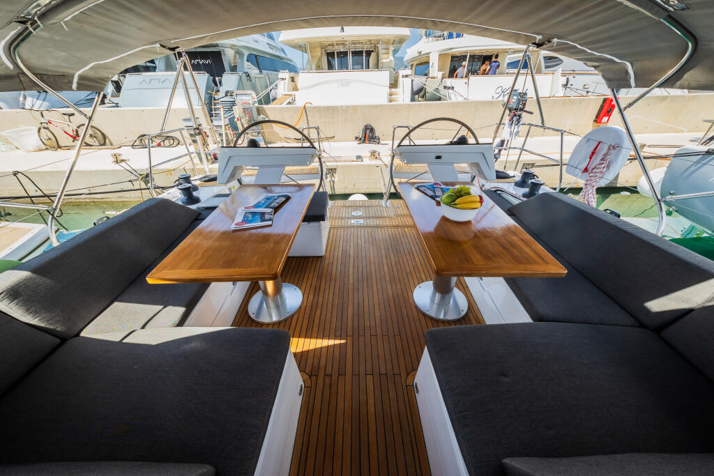 Sailing yacht 