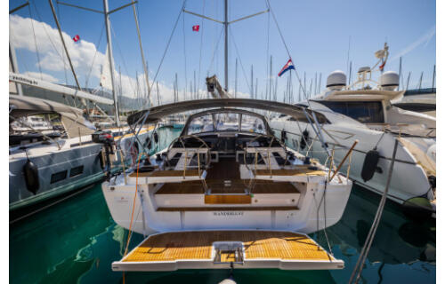 Sailing yacht 
