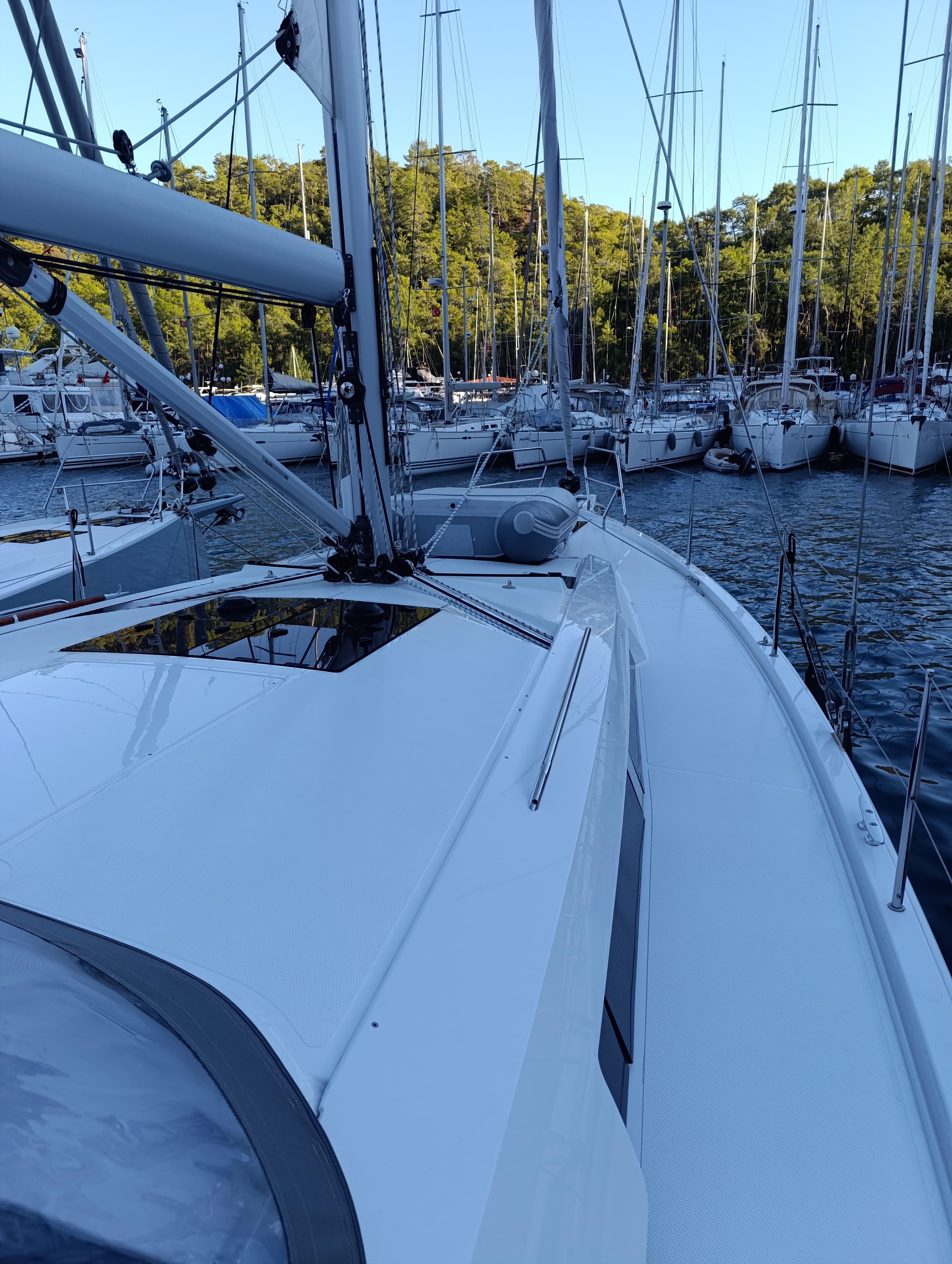 Sailing yacht 