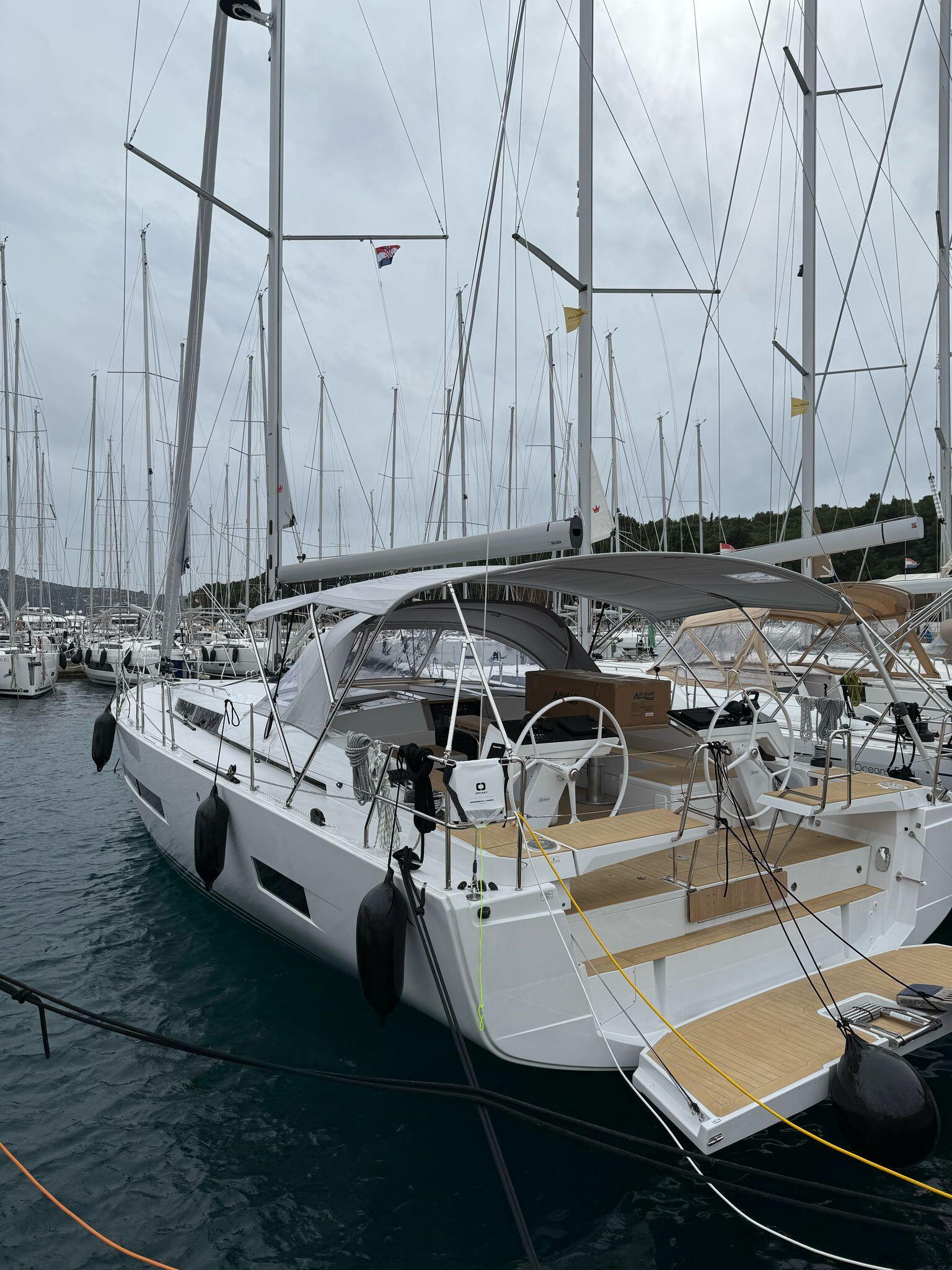 Sailing yacht 
