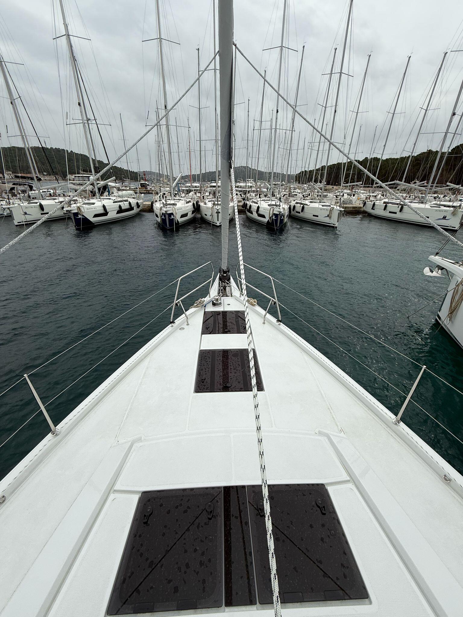 Sailing yacht 
