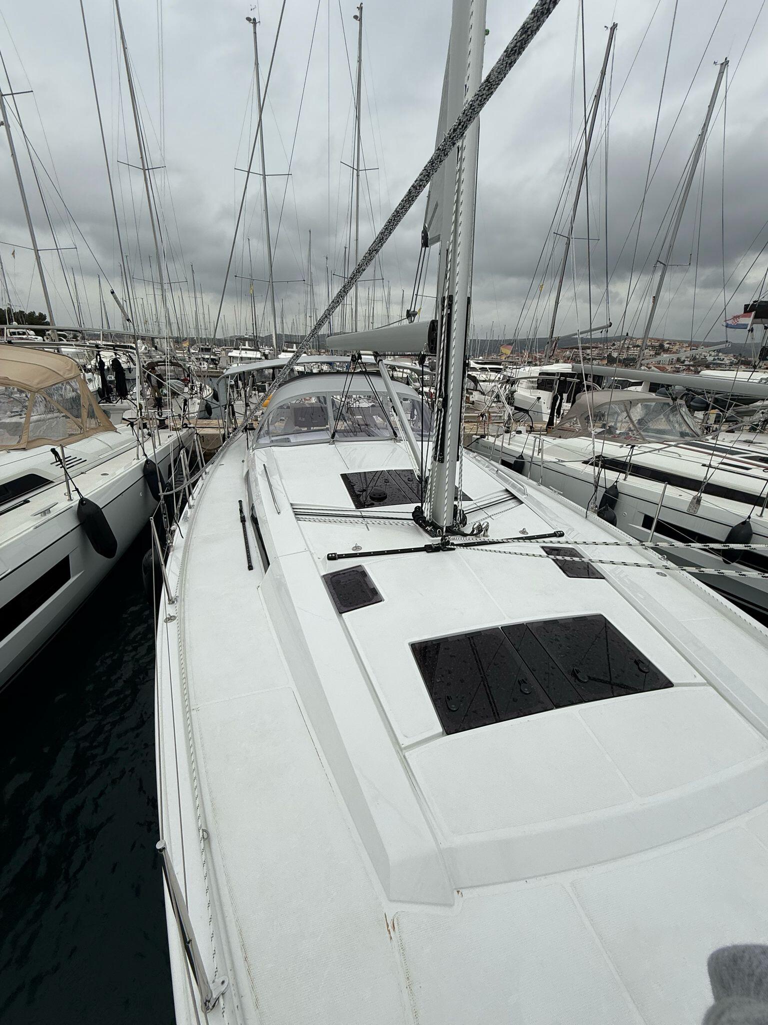 Sailing yacht 