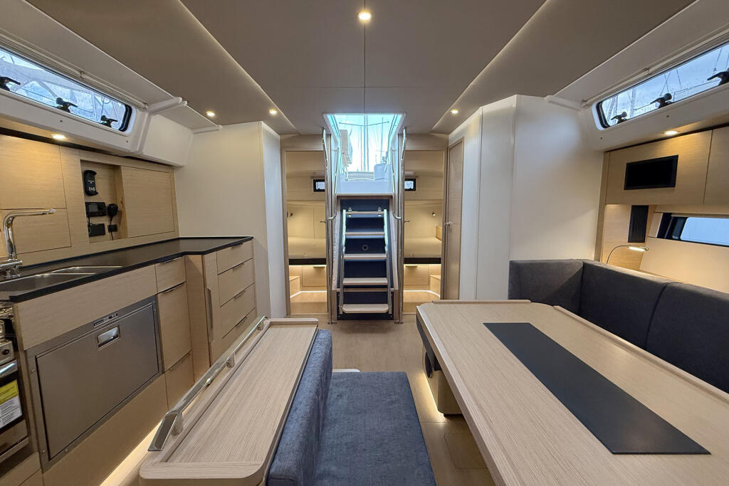 Sailing yacht 